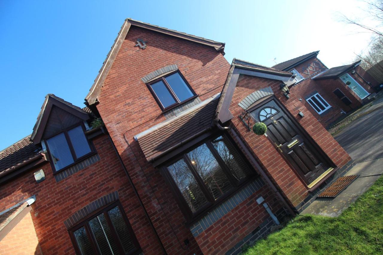 The Barwoods - Modern Spacious Home In Chester - Parking エクステリア 写真
